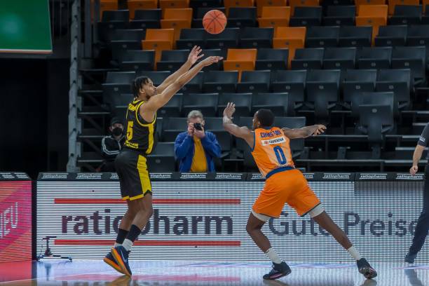 [CBA]深圳挑战新疆 力争季后赛席位.